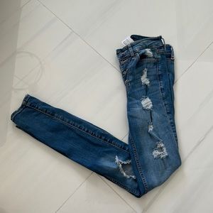 ⭐️ Hollister Ripped Skinny Jeans
